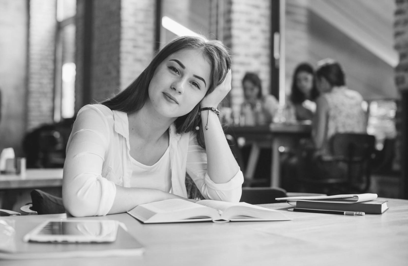 Analyse-Workshop mit Teilnehmern an einem Tisch voller Finanzgrafiken und Laptops