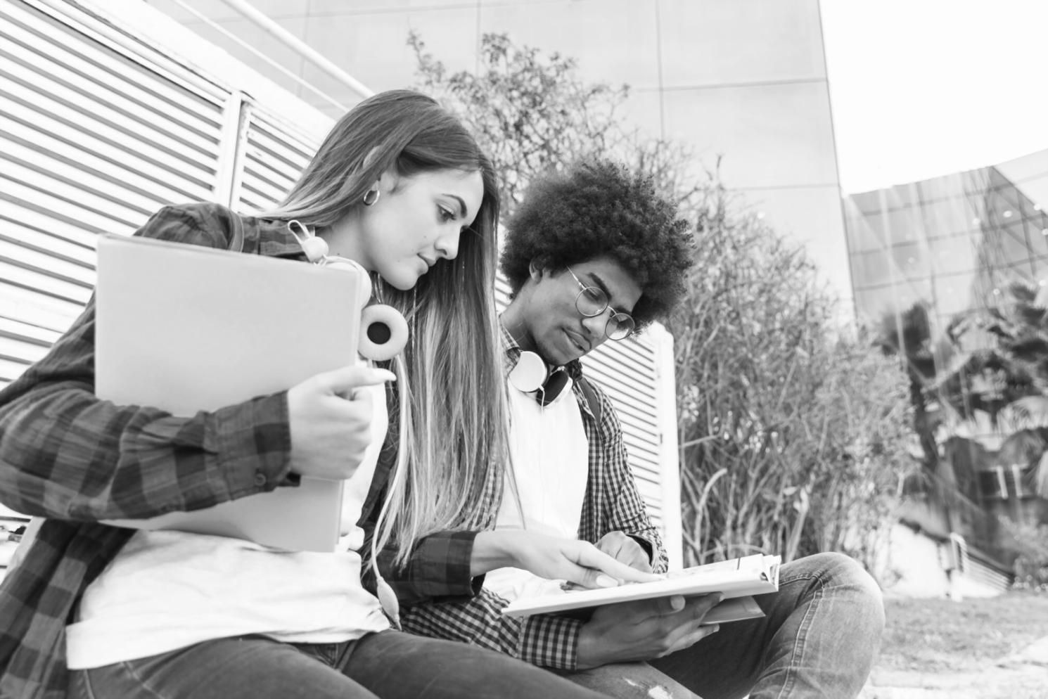 Arbeitssituation mit offenen Notizbüchern und Analysegrafiken