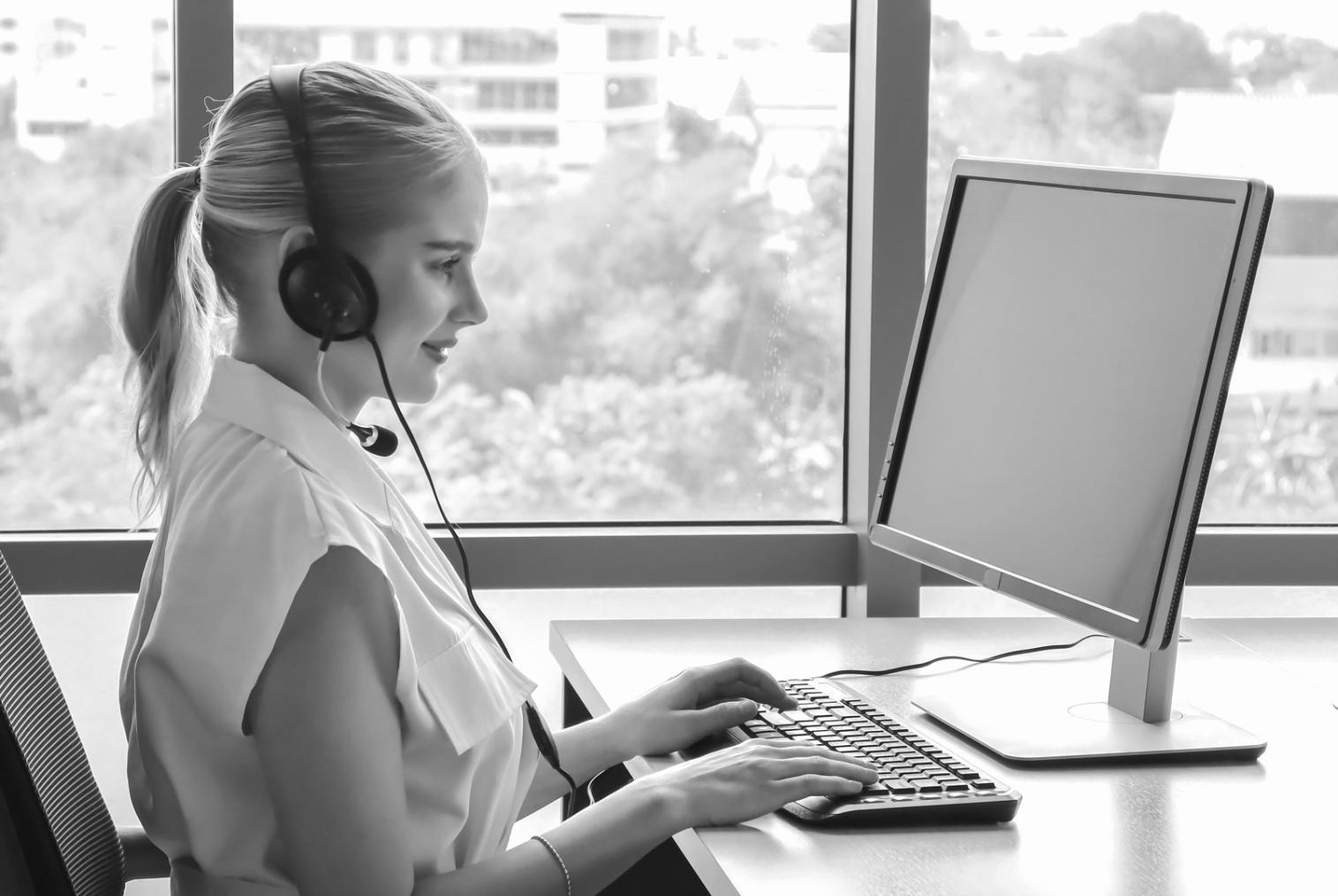 Nahaufnahme von Finanzdaten auf einem Bildschirm mit Trendlinien